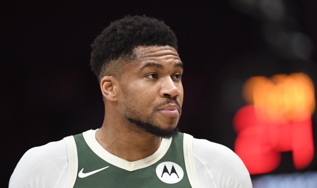 真尽力了！字母哥22中15高效空砍34分10板5助 罚球7中2惨淡