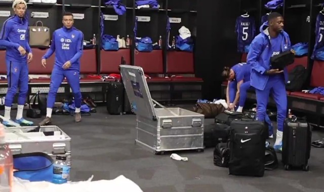 开云app-😅姆三岁？姆巴佩更衣室投篮命中瞬间狂喜，现场表演魔性舞蹈