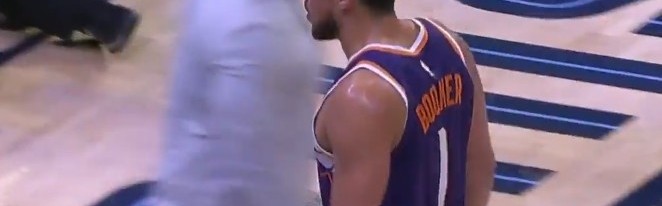 开云官网-真横！布克半场前最后一攻 突破强攻转身中投压哨弹入篮筐！